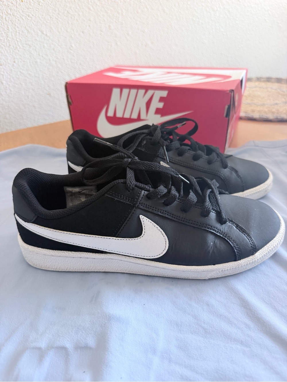 Nike women Black & White Low-Top Sneakers
